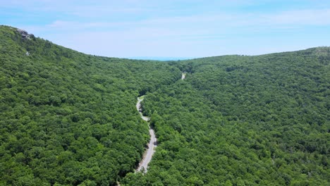 Drohnen-Videomaterial-Aus-Der-Luft-Einer-Malerischen-Bergstraße-In-Den-Appalachen