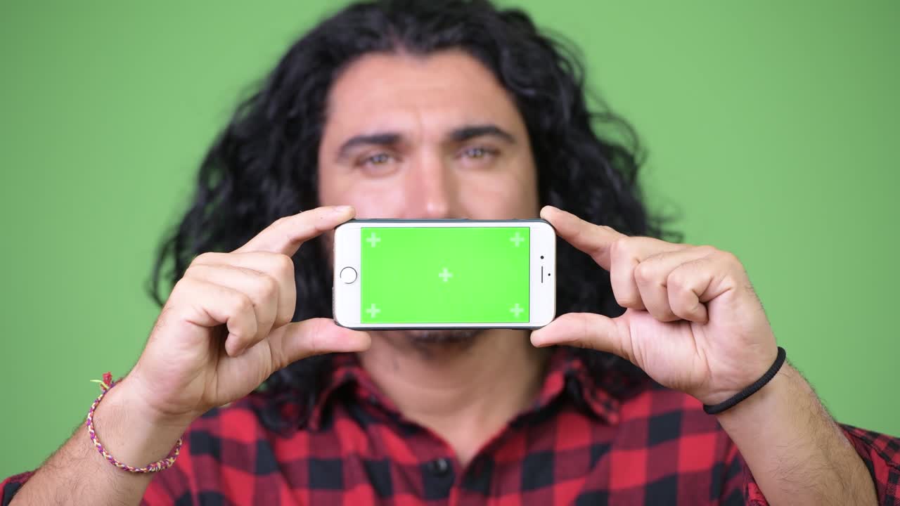 hombre hipster guapo mostrando el teléfono