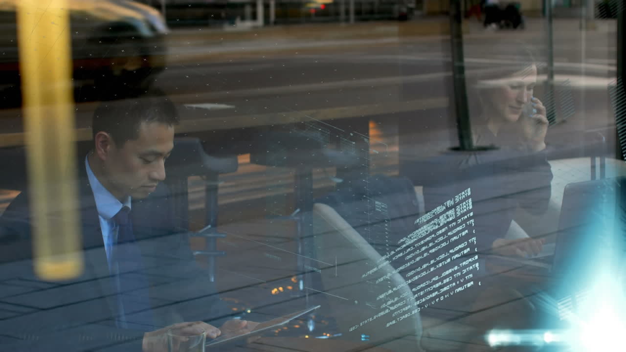 procesamiento de datos financieros contra el hombre usando tableta digital