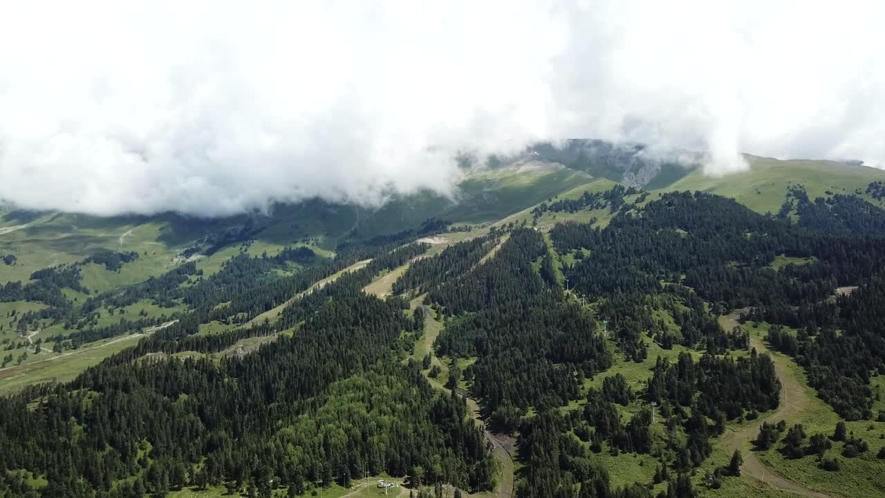 paisaje montañoso con nubes y bosque