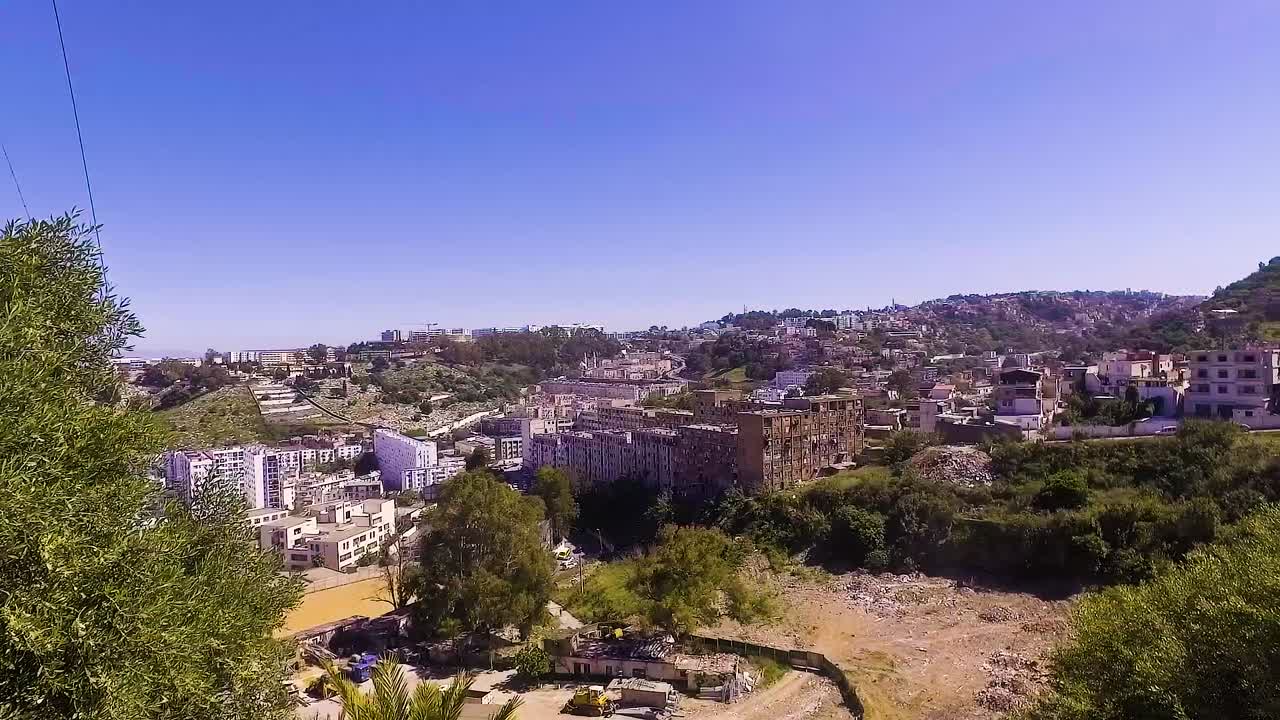 plan panorámico en un barrio marginal