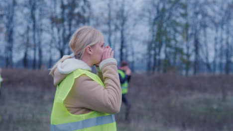 un grupo de voluntarios está buscando a un niño desaparecido en el bosque están en la línea su nombre i