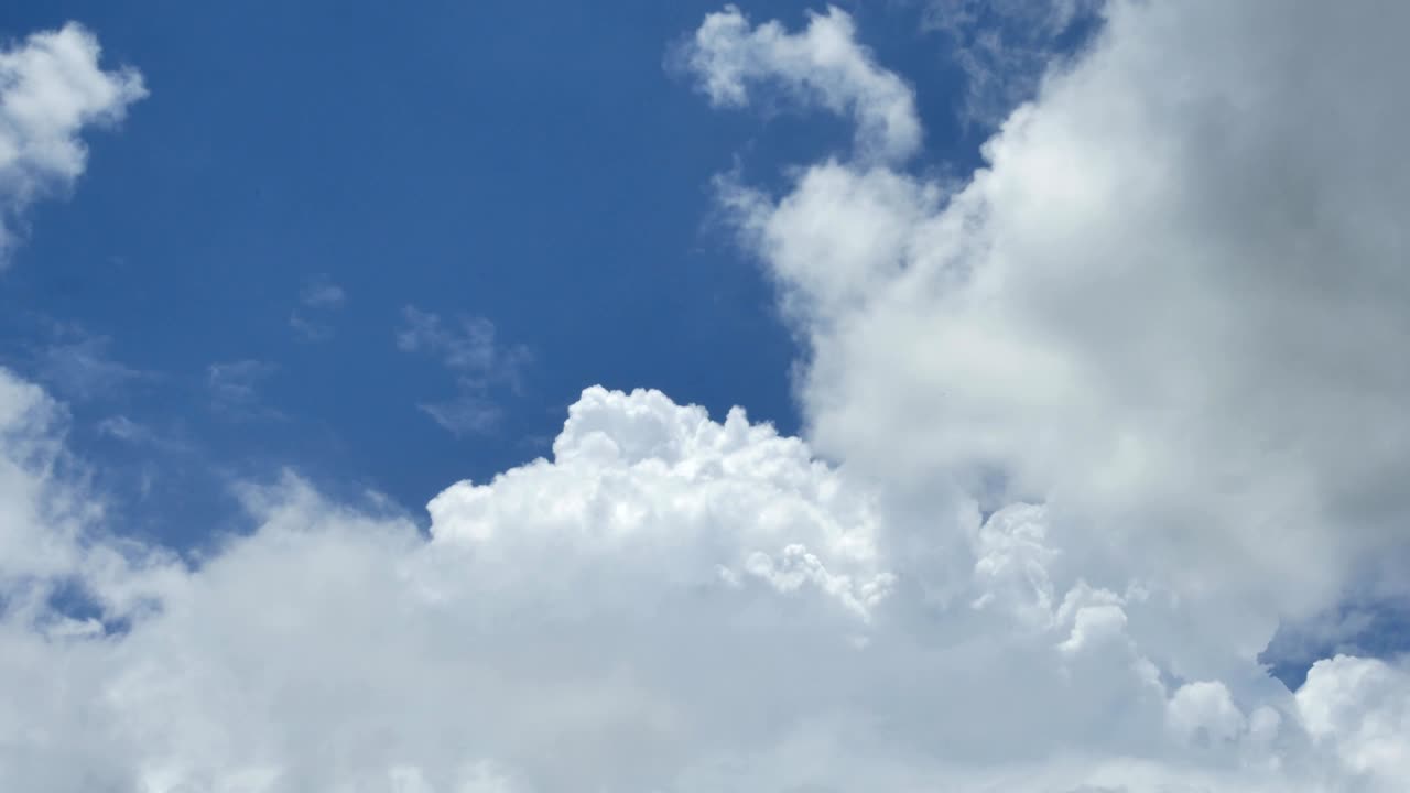 파란 하늘 배경에 있는 색 은 구름의 시간 경과