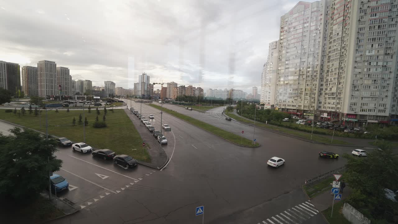 intersección de la ciudad en clima lluvioso