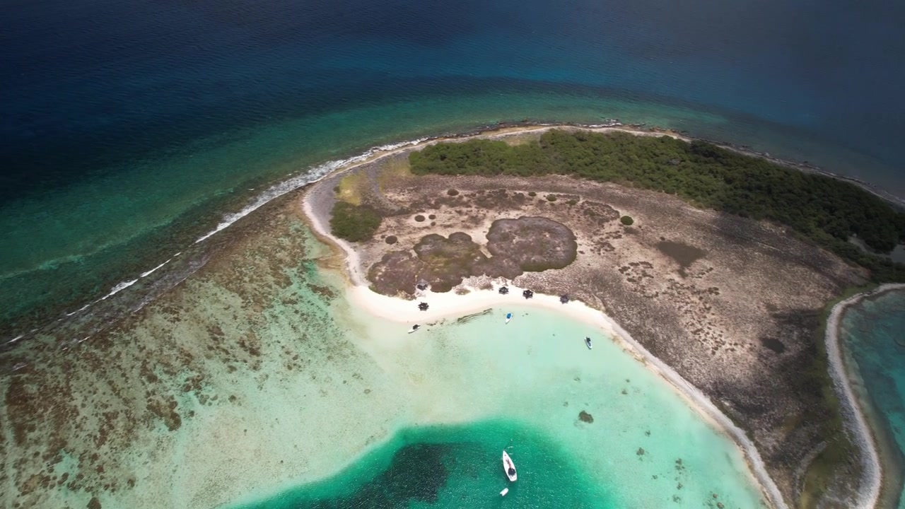 Isola di Noronky a Los Roques, Venezuela, circondata da acque turchesi, vista aerea