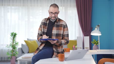 Portrait-of-a-freelance-businessman-in-his-home-office.