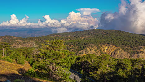 timelapse en chipre con bosques verdes y exuberantes con nubes que se extienden por el cielo azul del mediterráneo