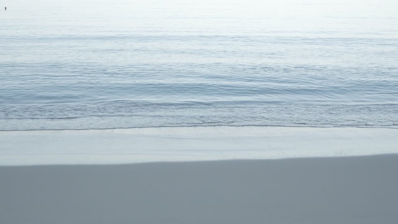 여름 햇살 낮에 평화로운 바다에서 하얀 모래와 잔잔한 파도가 있는 해변