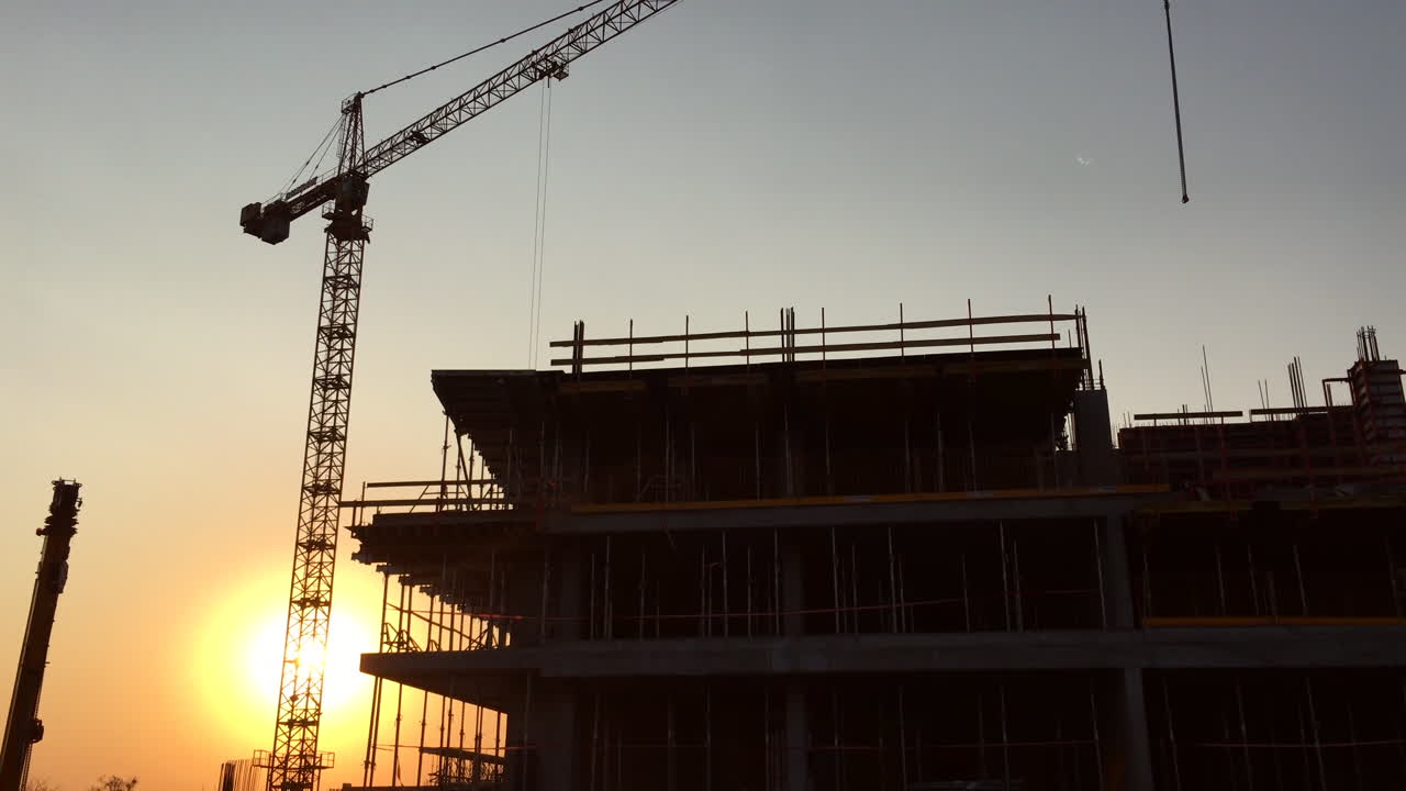 grúas al atardecer construcción
