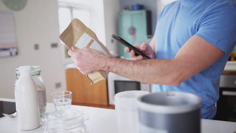 hombre con ropa de fitness escaneando el código qr en los envases de alimentos para encontrar información nutricional