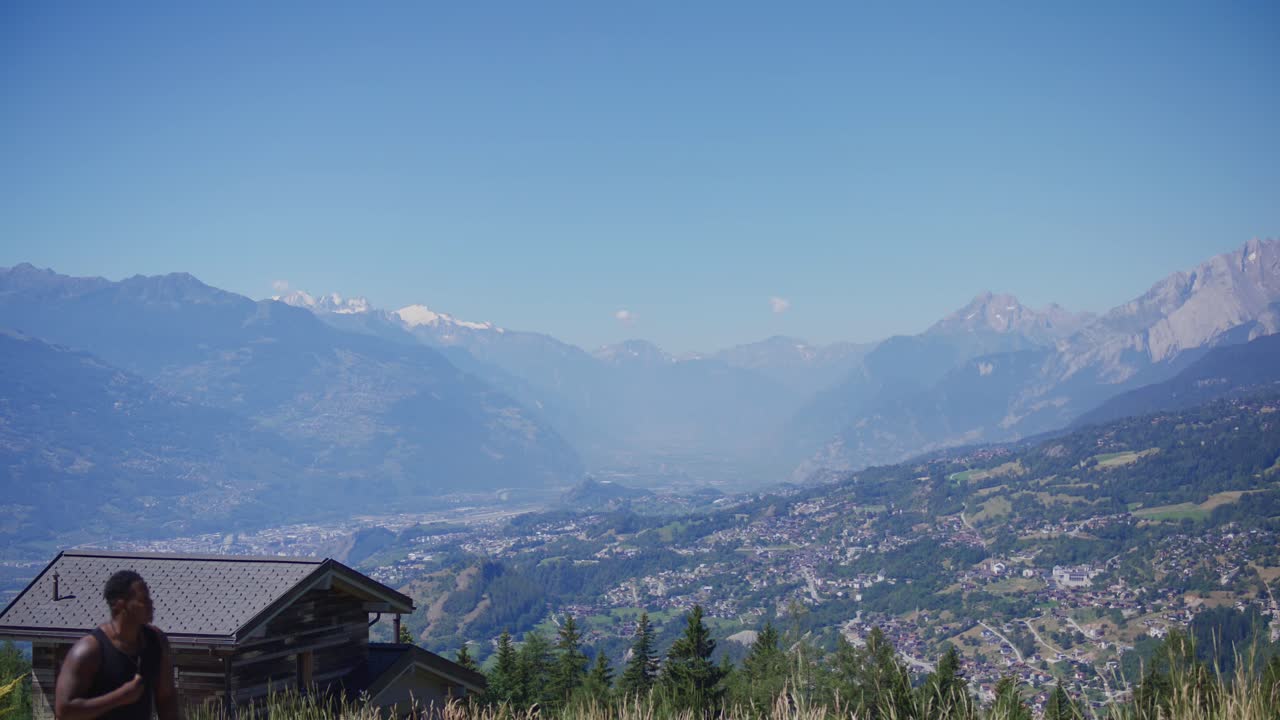 Sfocato, uomo di colore, Cristiano, in preghiera, montagne, che cammina, cielo, valle, lodge in legno, Crans Montana, Svizzera