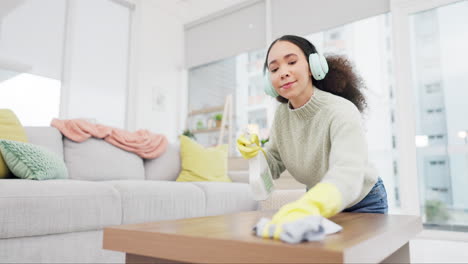 limpieza, auriculares y mujer con spray