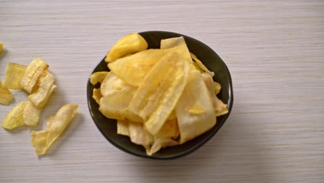 chips de plátano crujientes - plátano en rodajas frito o al horno