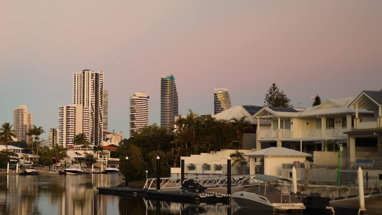 도시 풍경 위에서 밤으로 변하는 낮빛을 보여주는 타임 스