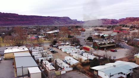 Vista-Aérea-De-Las-Casas-Del-Tracto-En-Midway-Utah-En-Invierno