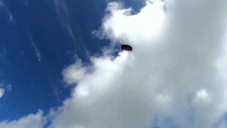 Power-Drachen,-Der-Hoch-In-Den-Himmel-Fliegt,-Mit-Einem-Blauen-Sommerhimmel-Im-Hintergrund