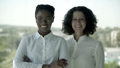 mujeres de negocios multiétnicas alegres