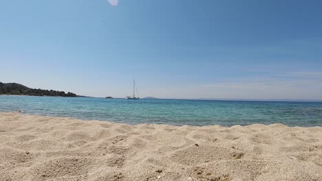 Vista-De-La-Playa-Baja-De-Un-Velero-En-Sithonia,-Grecia