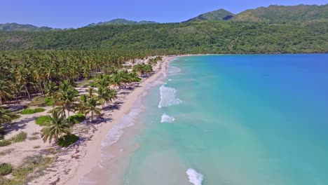 costa vacía con playa de arena blanca, agua turquesa, avión no tripulado en el caribe