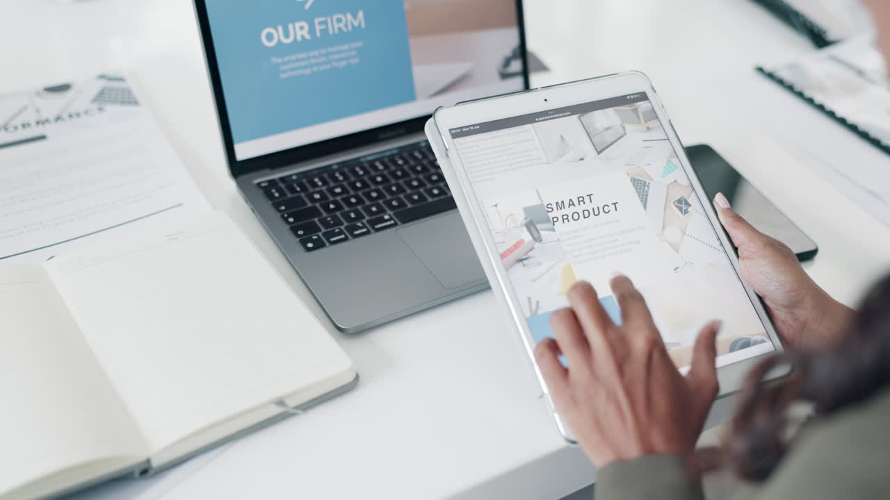 tableta, investigación y manos de una persona de negocios