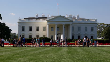 white house exterior with visitors