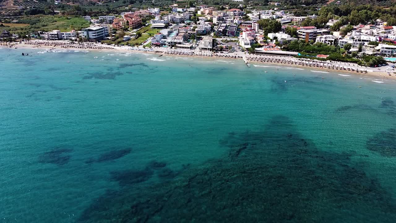 Acqua di mare cristallina e piccola cittadina accogliente, vista aerea
