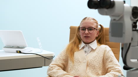 Girl-in-the-ophthalmologist