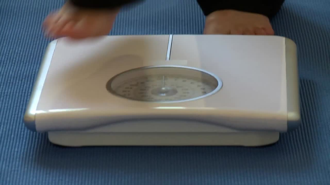 cerca de los pies en las escalas