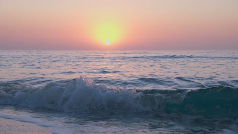 Panoramablick-Auf-Mehrere-Turbulente-Wellen,-Die-Während-Des-Sonnenuntergangs-Auf-Das-Sandige-Ufer-Treffen---Feste-Einstellung