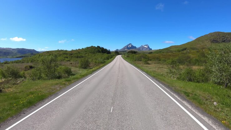 Punto di vista dal veicolo. Guidare un'auto su una strada in Norvegia