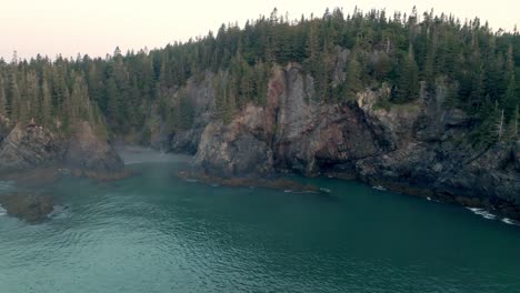 Dramatische-Schönheit-Der-Klippen,-Eingefangen-In-Einer-Luftaufnahme-Der-Kühnen-Küste-Von-Maine