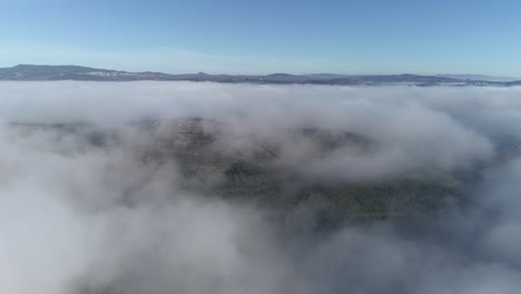 sobre las nubes drone disparado