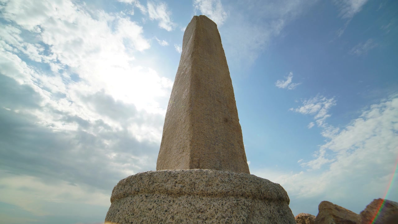 Obelisco de Pedra Contra um Céu Azul Nublado