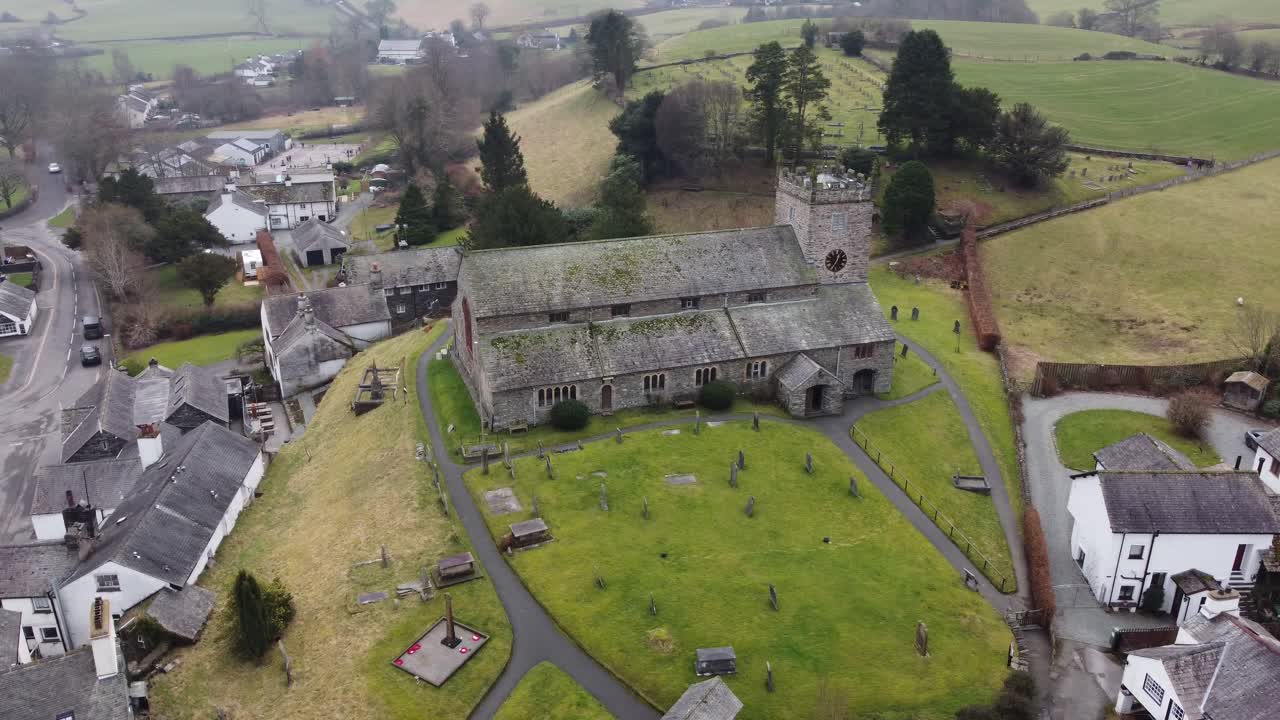 imágenes cinematográficas de drones aéreos de la aldea de hawkshead y la iglesia de san miguel y todos los ángeles
