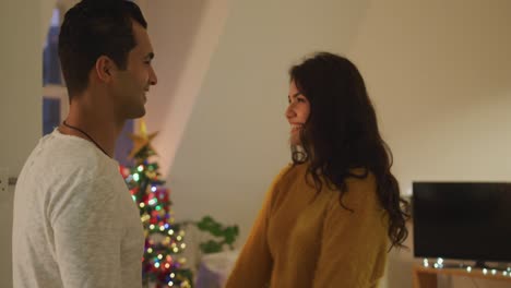 amigos adultos del milenio celebrando la navidad juntos en casa