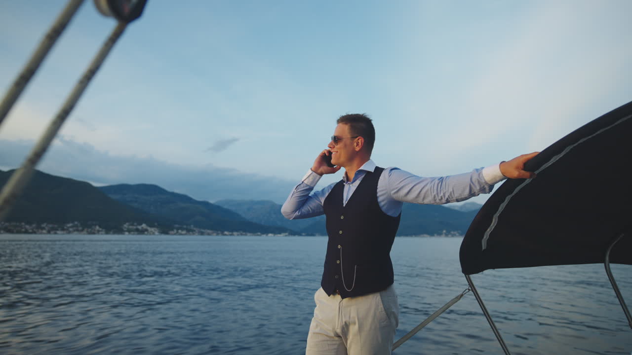 Uomo d'affari su uno yacht