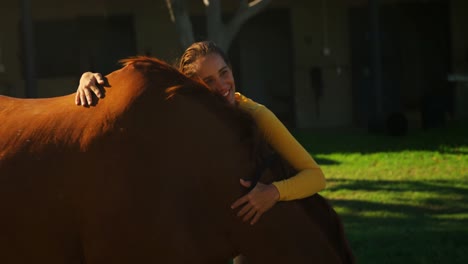 médico veterinario de pie con el caballo 4k