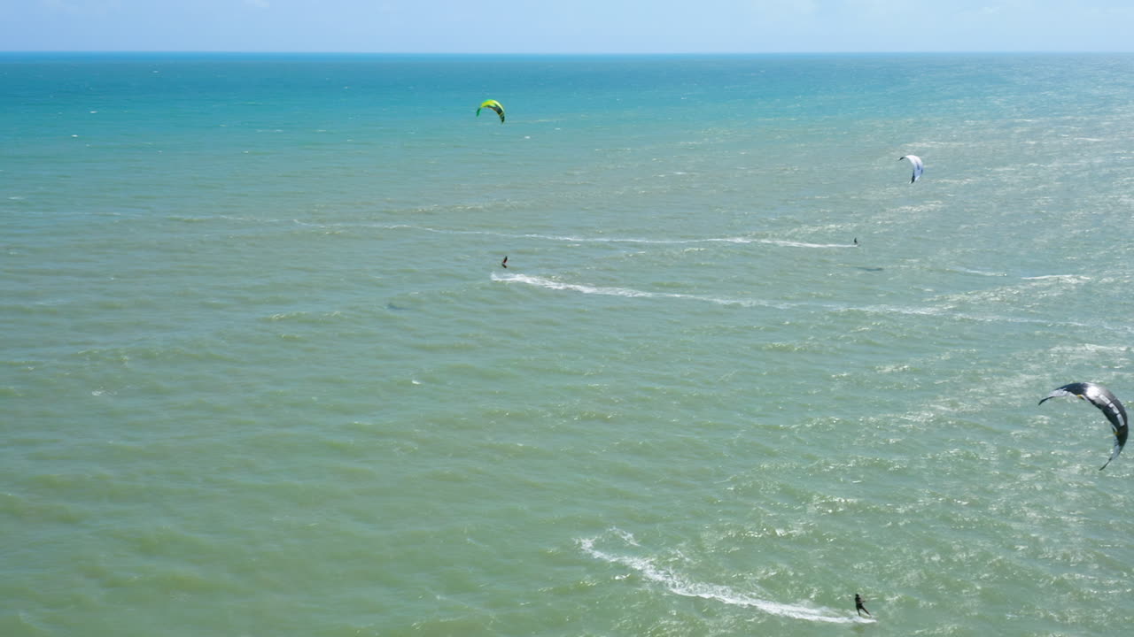 vista aérea de personas practicando el kite surf, cumbuco, ceara, brasil