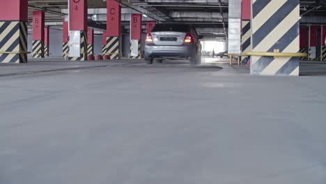 automóvil conduciendo a través del estacionamiento