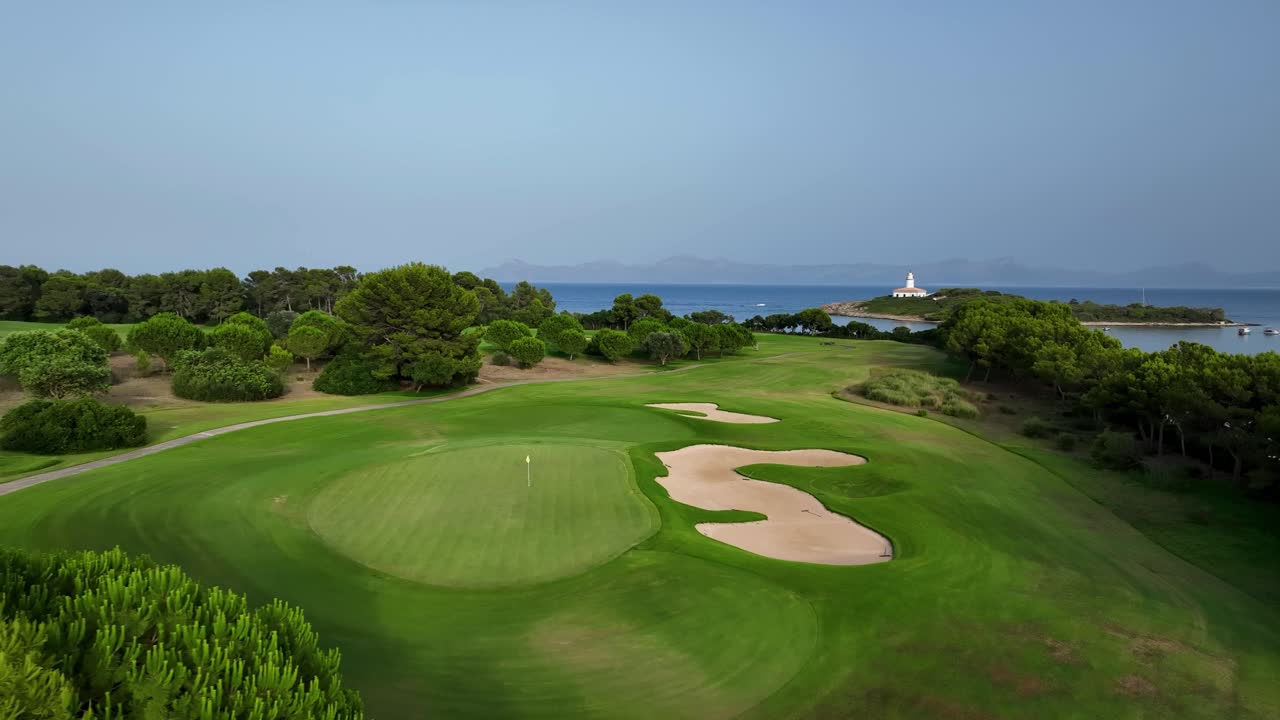 섬의 등대와 함께 아칸다 골프 코스 위에 드론이 촬영되었습니다.