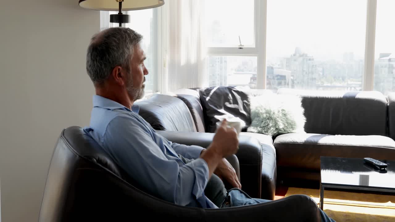 커피 4k를 마시면서 스마트 워치에서 시간을 확인하는 남자