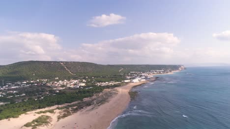 Schwenkender-Luftblick-über-Das-Naturreservat-Und-Die-Küste-Von-Los-Canos-De-Meca-In-Spanien