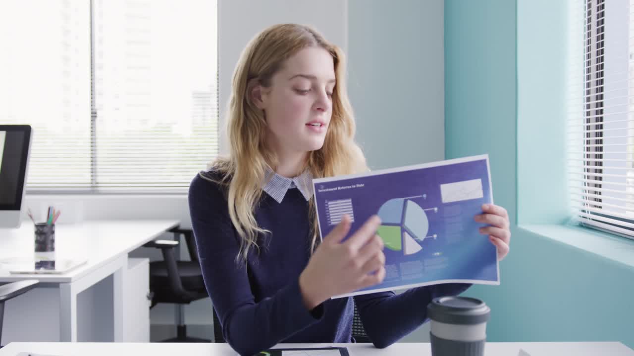 mujer caucásica hablando a la cámara