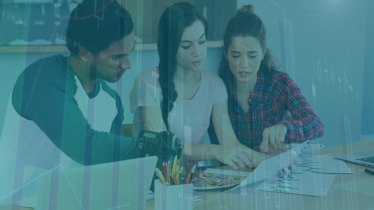 animación del procesamiento de datos estadísticos sobre diversos colegas que discuten un plan en la oficina.