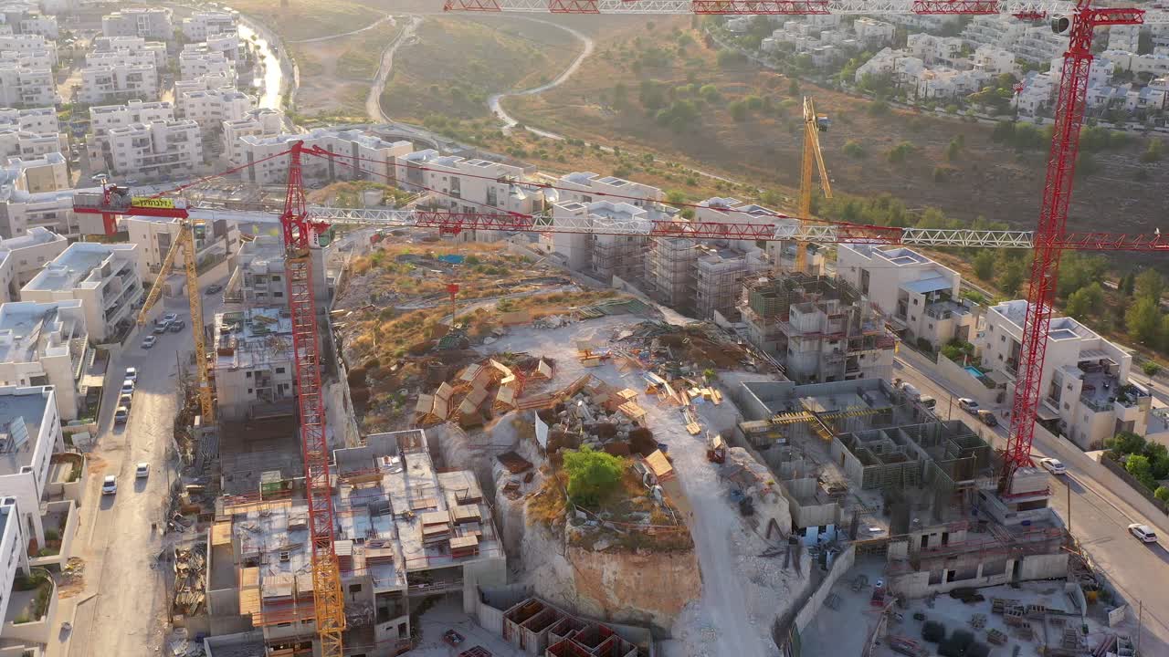vista aérea de un sitio de construcción urbana en progreso