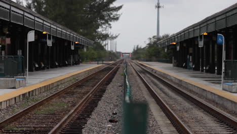 Tri-Rail-Bahnhof-Deerfield-Beach-Bahngleise