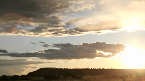 Los-Rayos-Del-Sol-Brillan-Cuando-Un-Sol-Dorado-Brillante-Aparece-Detrás-De-Las-Nubes-Grises