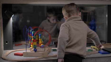niño jugando con juguetes en casa