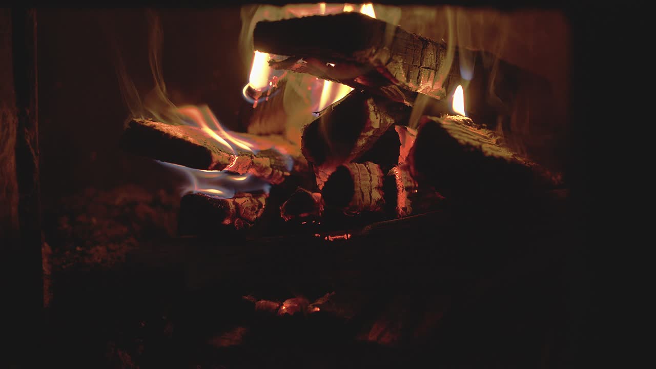 저녁 황혼에 불타는 불꽃.