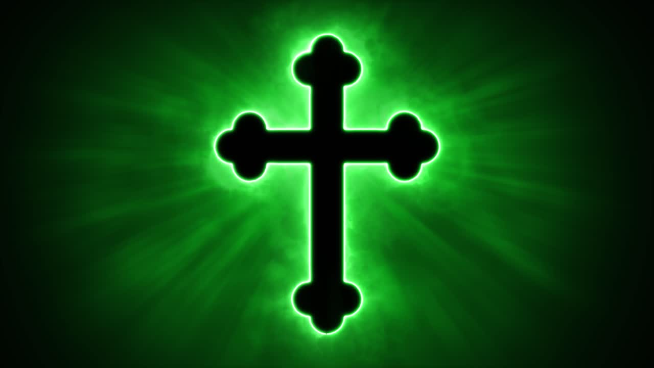 고양되고 깊은 영감을 주는 화려하고 신성한 녹색 기독교 십자가 십자가의 애니메이션, 연기가 자욱한 신비로운 빛과 검은색 배경에 빛나는 신의 광선과 광선을 방출